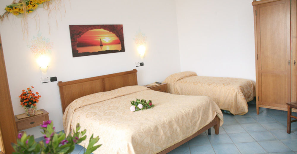 מלון אג'רולה Agriturismo Mare E Monti מראה חיצוני תמונה